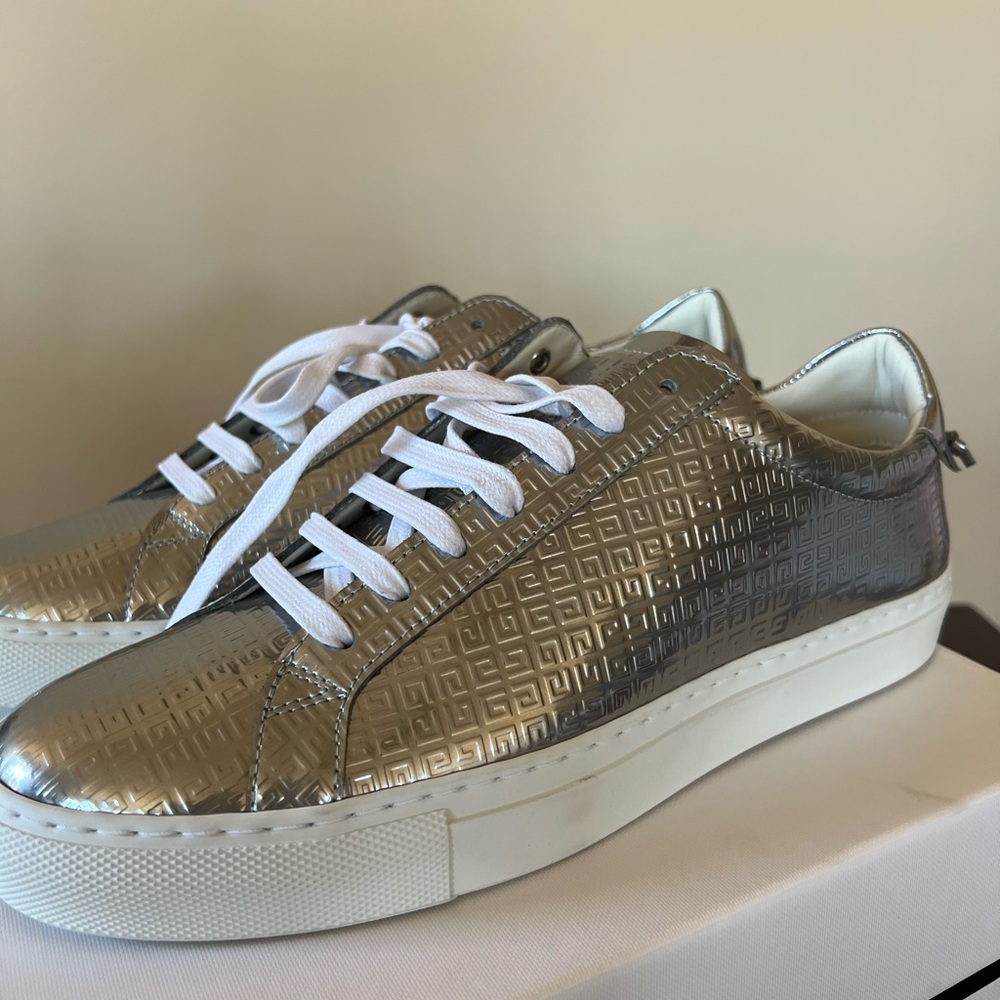 Givenchy urban street metallic logo sneakers